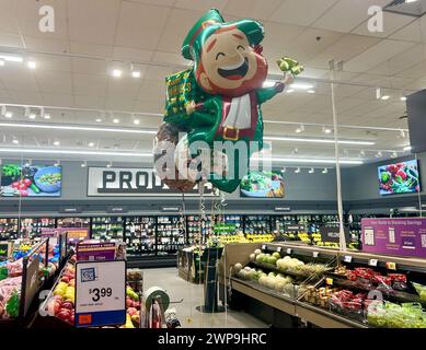 Baltimora, Stati Uniti. 28 febbraio 2024. Baltimora, Maryland, USA il 28 febbraio 2024. Il Giant Food Grocery Store è pieno di articoli per il St. Festa di Patrick. (Foto di Robyn Stevens Brody/Sipa USA) credito: SIPA USA/Alamy Live News Foto Stock