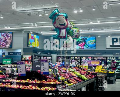 Baltimora, Stati Uniti. 28 febbraio 2024. Baltimora, Maryland, USA il 28 febbraio 2024. Il Giant Food Grocery Store è pieno di articoli per il St. Festa di Patrick. (Foto di Robyn Stevens Brody/Sipa USA) credito: SIPA USA/Alamy Live News Foto Stock