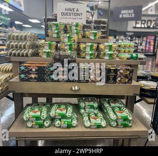 Baltimora, Stati Uniti. 28 febbraio 2024. Baltimora, Maryland, USA il 28 febbraio 2024. Il Giant Food Grocery Store è pieno di articoli per il St. Festa di Patrick. (Foto di Robyn Stevens Brody/Sipa USA) credito: SIPA USA/Alamy Live News Foto Stock