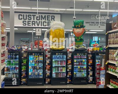 Baltimora, Stati Uniti. 28 febbraio 2024. Baltimora, Maryland, USA il 28 febbraio 2024. Il Giant Food Grocery Store è pieno di articoli per il St. Festa di Patrick. (Foto di Robyn Stevens Brody/Sipa USA) credito: SIPA USA/Alamy Live News Foto Stock