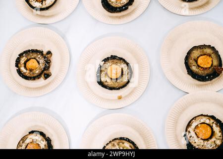 Catering elegante con funghi ripieni gourmet Foto Stock