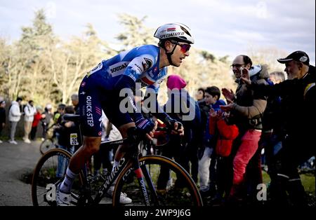 Mont Brouilly, Francia. 6 marzo 2024. Il belga Ilan Van Wilder di Soudal Quick-Step nella foto in azione durante la quarta tappa della gara ciclistica di otto giorni Parigi-Nizza, una gara di 183 km da Chalon-sur-Saone a Mont Brouilly, Francia, mercoledì 06 marzo 2024. BELGA PHOTO JASPER JACOBS credito: Belga News Agency/Alamy Live News Foto Stock