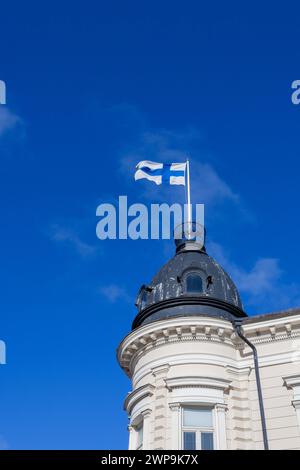 Bandiera nazionale finlandese che sventola nel vento Foto Stock