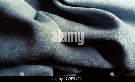 Splendido tessuto in velluto di alta qualità per tende di colore grigio-blu. Materiale spesso per cucire tende, tende, tappeti, vestiti. Laterale naturale Foto Stock