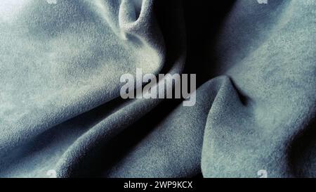 Splendido tessuto in velluto di alta qualità per tende di colore grigio-blu. Materiale spesso per cucire tende, tende, tappeti, vestiti. Laterale naturale Foto Stock