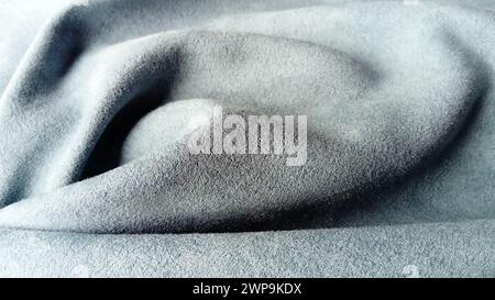 Splendido tessuto in velluto di alta qualità per tende di colore grigio-blu. Materiale spesso per cucire tende, tende, tappeti, vestiti. Laterale naturale Foto Stock