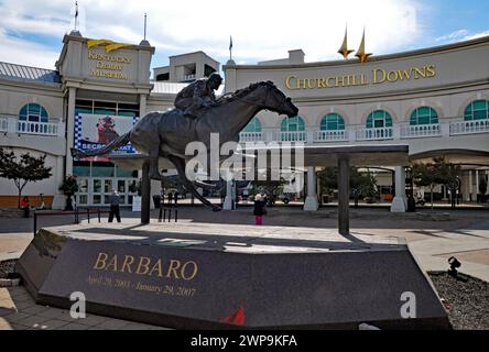 Una scultura del vincitore del Kentucky Derby Barbaro del 2006 si erge in cima al suo monumento commemorativo all'ippodromo Churchill Downs e al Kentucky Derby Museum di Louisville. Foto Stock