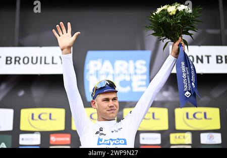 Mont Brouilly, Francia. 6 marzo 2024. L'australiano Lucas Plapp del Team Jayco Alula festeggia sul podio dopo la quarta tappa della gara di ciclismo a tappe Parigi-Nizza di otto giorni, una gara di 183 km da Chalon-sur-Saone a Mont Brouilly, Francia, mercoledì 06 marzo 2024. BELGA PHOTO JASPER JACOBS credito: Belga News Agency/Alamy Live News Foto Stock