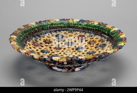 Patera on a Foot di Bernard Palissy (1510-1589), datata all'inizio del XVII secolo, caratterizzata da lavori aperti, decorazioni floreali e marmorizzazione, che rappresentano il design della ceramica rinascimentale francese. Foto Stock
