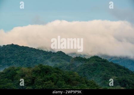 C'è uno spesso strato di nuvole bianche nel cielo blu. Goditi la vista sulle montagne e sul mare dal monte Ruifang Wufen, Taiwan. Foto Stock