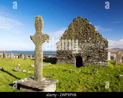 Kilnave Chapel e croce sul Loch Gruinart, Islay, Scozia, Regno Unito, che fu costruito intorno alla fine degli anni '1300 con la croce costruita intorno al 700. Foto Stock