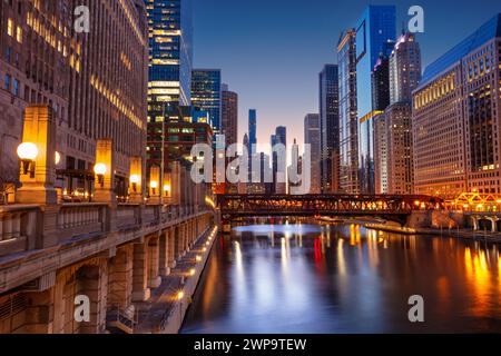 Chicago, Illinois, Stati Uniti. Immagine della città dello skyline di Chicago alla splendida alba primaverile. Foto Stock