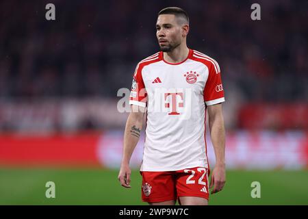 Monaco, Germania. 5 marzo 2024. Raphael Guerreiro del Bayern Monaco guarda durante il turno di andata e ritorno della UEFA Champions League di 16 partite tra il Bayern Munchen e la SS Lazio all'Allianz Arena il 5 marzo 2024 a Monaco, Germania . Crediti: Marco Canoniero/Alamy Live News Foto Stock