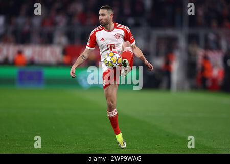 Monaco, Germania. 5 marzo 2024. Raphael Guerreiro del Bayern Monaco in azione durante il turno di andata e ritorno della UEFA Champions League di 16 partite tra FC Bayern Munchen e SS Lazio all'Allianz Arena il 5 marzo 2024 a Monaco, Germania . Crediti: Marco Canoniero/Alamy Live News Foto Stock