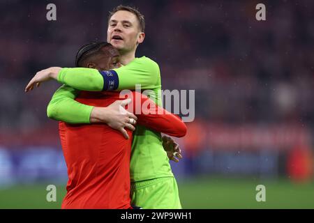 Monaco, Germania. 5 marzo 2024. Manuel Neuer (L) e Mathys Tel del Bayern Monaco celebrano al termine del turno di andata e ritorno della UEFA Champions League di 16 partite tra il Bayern Munchen e il SS Lazio all'Allianz Arena il 5 marzo 2024 a Monaco, Germania. Crediti: Marco Canoniero/Alamy Live News Foto Stock