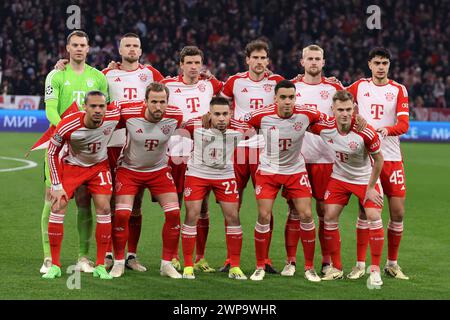 Monaco, Germania. 5 marzo 2024. I giocatori dell'FC Bayern Monaco posano per una foto della squadra prima del turno di andata e ritorno della UEFA Champions League di 16 partite tra il Bayern Munchen e la SS Lazio all'Allianz Arena il 5 marzo 2024 a Monaco, Germania . Crediti: Marco Canoniero/Alamy Live News Foto Stock