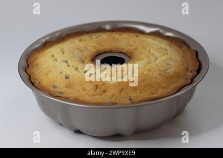 Torta al mirtillo all'arancia all'interno della classica teglia al forno. Deliziosa torta speciale preparata con impasto di mirtilli e arancia mescolato con bu Foto Stock