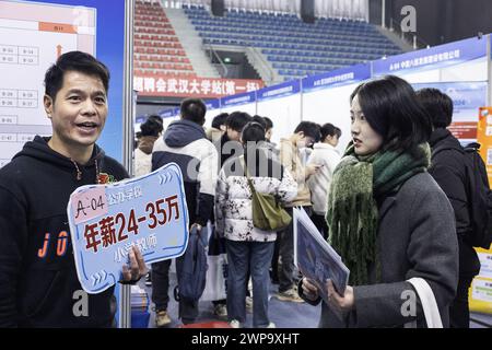 Wuhan, Cina. 6 marzo 2024. Un recruiter introduce le opportunità di lavoro ai candidati del campus della palestra dell'Università di Wuhan. Secondo il Ministero dell'istruzione, nel 2024 il numero di laureati in Cina dovrebbe raggiungere un record di 11,79 milioni, affrontando nuove sfide per i mercati del lavoro competitivi. (Foto di RenYong/SOPA Images/Sipa USA) credito: SIPA USA/Alamy Live News Foto Stock