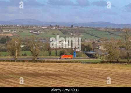 Moira Demesne, Moira, Contea di Antrim, Irlanda del Nord, Regno Unito. 6 marzo 2024. Meteo nel Regno Unito - una bella giornata con lunghi incantesimi soleggiati e cielo azzurro cristallino, dato che l'alta pressione impone il tempo. Fa comunque freddo nella brezza orientale. Luminoso e soleggiato attraverso la contea di Antrim con traffico sull'autostrada M1 vista da Moira Demesne. Crediti: CAZIMB/Alamy Live News. Foto Stock