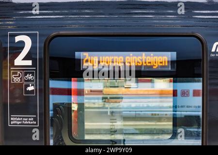 Hauptbahnhof Stuttgart, Zug mit dem Hinseis: Zug vorne einstein igen. // 02.03.2024: Stoccarda, Baden-Württemberg, Deutschland, Europa *** stazione centrale di Stoccarda, salire sul treno con il treno Hinseis al fronte 02 03 2024 Stoccarda, Baden Württemberg, Germania, Europa Foto Stock