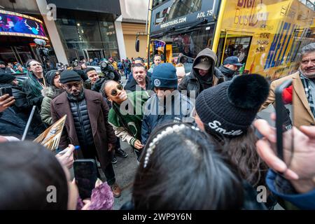 Orde di fan di Alicia Keys, centro, mafia il teatro Shubert nel quartiere dei teatri di Broadway a New York il giorno di apertura della vendita dei biglietti del suo musical biografico "Hell's Kitchen", visto giovedì 29 febbraio 2024. (© Richard B. Levine) Foto Stock