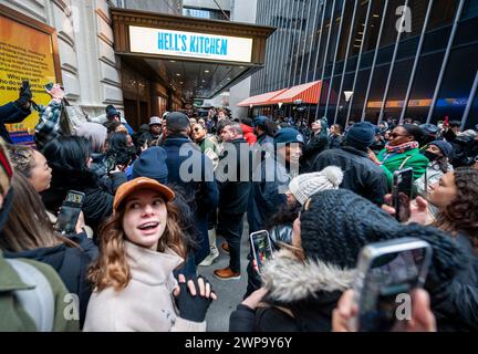 Orde di fan di Alicia Keys, centro, mafia il teatro Shubert nel quartiere dei teatri di Broadway a New York il giorno di apertura della vendita dei biglietti del suo musical biografico "Hell's Kitchen", visto giovedì 29 febbraio 2024. (© Richard B. Levine) Foto Stock