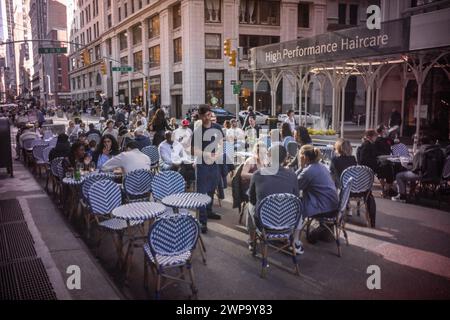 I commensali approfittano del clima caldo per cenare all'aperto presso la pecora Bianca, nel quartiere Nomad di New York, domenica 3 marzo 2024 (© Richard B. Levine) Foto Stock