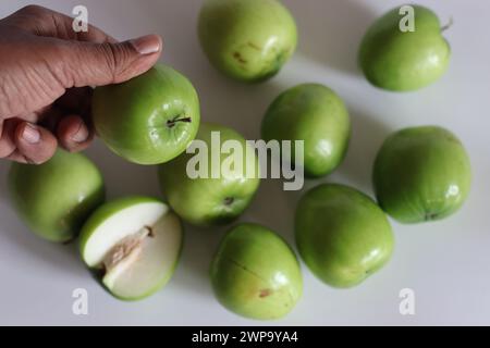 Mela BER o Juju be. Immagine vibrante della mela Juju Be, che mostra la sua consistenza e i suoi colori ricchi, sia all'interno che all'esterno. Perfetto per salute, nutrizione, A. Foto Stock