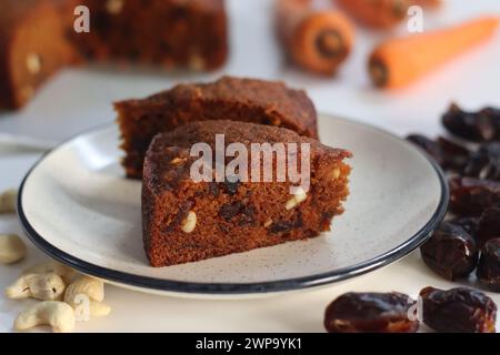 Torta di carote e datteri. Dessert delizioso, sano e umido. Perfetto per diete vegane, senza glutine e paleo. Per le celebrazioni e la libera indulgenza del senso di colpa. S Foto Stock