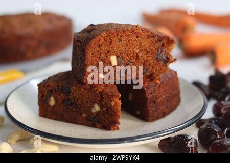 Torta di carote e datteri. Dessert delizioso, sano e umido. Perfetto per diete vegane, senza glutine e paleo. Per le celebrazioni e la libera indulgenza del senso di colpa. S Foto Stock