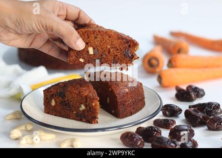 Torta di carote e datteri. Dessert delizioso, sano e umido. Perfetto per diete vegane, senza glutine e paleo. Per le celebrazioni e la libera indulgenza del senso di colpa. S Foto Stock