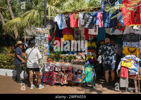 Puerto Quetzal, Guatemala - 19 gennaio 2024: Passeggeri delle navi da crociera che sfogliano souvenir in una bancarella del mercato nel porto costiero della città Foto Stock