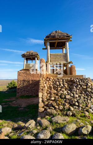Ricreazione del muro difensivo nell'insediamento celtiberiano di Garray, provincia di Soria, Castilla Leon in Spagna. Foto Stock