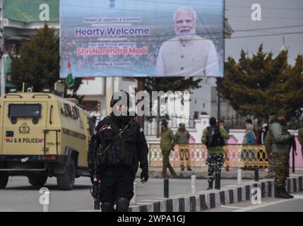 Srinagar, India. 6 marzo 2024. 6 marzo 2024, Srinagar, India: Un commando della Guardia di sicurezza Nazionale indiana (NSG) di pattuglia fuori dal Bakshi Stadium, la sicurezza è stata assalita nel Kashmir prima della visita del primo ministro indiano Narendra modi in Kashmir. Il 6 marzo 2024 a Srinagar, India. (Foto di Firdous Nazir/Eyepix Group) credito: Eyepix Group/Alamy Live News Foto Stock