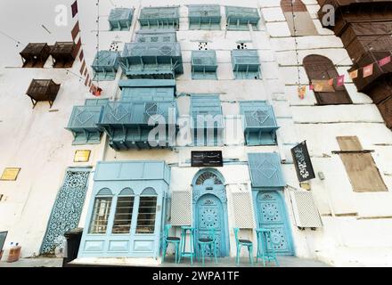 La città vecchia di al-Balad con tradizionali case musulmane con finestre blu e balconi, Jeddah, Arabia Saudita Foto Stock