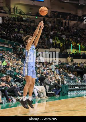 Tampa, Florida, Stati Uniti. 5 marzo 2024. Tulane Green Wave Guard tre' WILLIAMS (13) spara un tiro da tre punti durante la partita di basket maschile NCAA tra i Tulane Green Wave e la University of South Florida Bulls allo Yuengling Center di Tampa, Florida. (Credit Image: © Israel anta via ZUMA Press Wire) SOLO USO EDITORIALE! Non per USO commerciale! Foto Stock