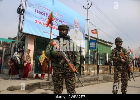 Srinagar, India. 6 marzo 2024. I soldati paramilitari indiani fanno la guardia fuori dallo stadio Bakshi, la sicurezza è stata potenziata nel Kashmir prima della visita del primo ministro indiano Narendra modi in Kashmir. Il 6 marzo 2024 a Srinagar, India. (Immagine di credito: © Firdous Nazir/eyepix via ZUMA Press Wire) SOLO PER USO EDITORIALE! Non per USO commerciale! Foto Stock