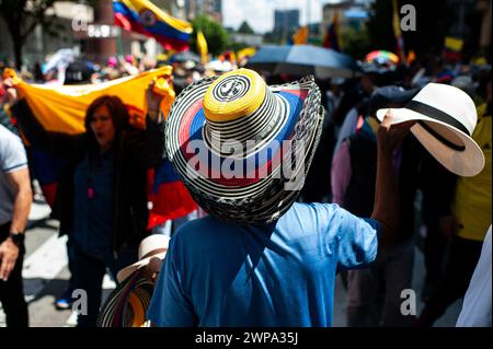 Bogotà, Colombia. 6 marzo 2024. Un venditore di cappelli con bandiere colombiane durante una manifestazione di opposizione contro il presidente colombiano Gustavo Petro e le sue riforme, il 6 marzo 2024 a Bogotà, Colombia. Foto di: Sebastian Barros/Long Visual Press credito: Long Visual Press/Alamy Live News Foto Stock