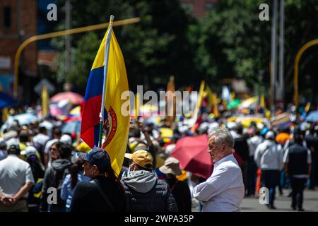 Bogotà, Colombia. 6 marzo 2024. I manifestanti prendono parte sventolando bandiere colombiane durante una manifestazione di opposizione contro il presidente colombiano Gustavo Petro e le sue riforme, il 6 marzo 2024 a Bogotà, Colombia. Foto di: Sebastian Barros/Long Visual Press credito: Long Visual Press/Alamy Live News Foto Stock