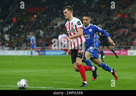 Leo Hjelde del Sunderland, sotto la pressione di Yunus Akgün del Leicester City, durante la partita del Campionato Sky Bet tra Sunderland e Leicester City allo Stadio della luce di Sunderland, martedì 5 marzo 2024. (Foto: Michael driver | mi News) crediti: MI News & Sport /Alamy Live News Foto Stock