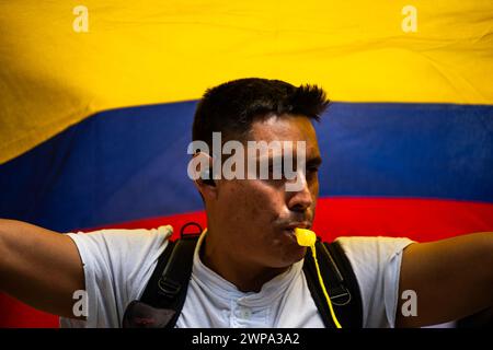 Bogotà, Colombia. 6 marzo 2024. I manifestanti prendono parte sventolando bandiere colombiane durante una manifestazione di opposizione contro il presidente colombiano Gustavo Petro e le sue riforme, il 6 marzo 2024 a Bogotà, Colombia. Foto di: Sebastian Barros/Long Visual Press credito: Long Visual Press/Alamy Live News Foto Stock