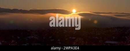 Un oceano di nebbia che avvolge la città di Chino Valley in Arizona, proprio mentre il sole sorge dietro Mingus Mountain in una mattina d'inverno. Foto Stock