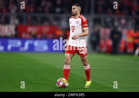 Monaco, Germania. 5 marzo 2024. Raphael Guerreiro del Bayern Monaco in azione durante il turno di andata e ritorno della UEFA Champions League di 16 partite tra FC Bayern Munchen e SS Lazio all'Allianz Arena il 5 marzo 2024 a Monaco, Germania . Crediti: Marco Canoniero/Alamy Live News Foto Stock