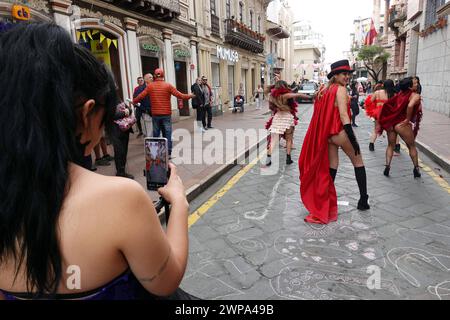 CUENCA-ARTE con TIZA-POR EL dia DE LA MUJER Cuenca, Ecuador 6 de marzo de 2024. El arte con tiza ExpresArte somos uno se plasma a lo largo de la calle Bolivar la manana de hoy, con Ideas de igualdad de gÃ nero con motivo del dia Internacional de la Mujer. foto Boris Romoleroux/API. SOI-CUENCA-ARTECONTIZA-PORELDIADELAMUJER-d80a852fdbd6d424338c1b446d75447c *** CUENCA ARTE CON GESSO PER WOMENS DAY Cuenca,Ecuador 6 marzo 2024 Arte con gesso ExpresArte somos uno siamo una si riflette lungo Bolivar Street questa mattina, in occasione della giornata internazionale delle idee di genere Foto Stock