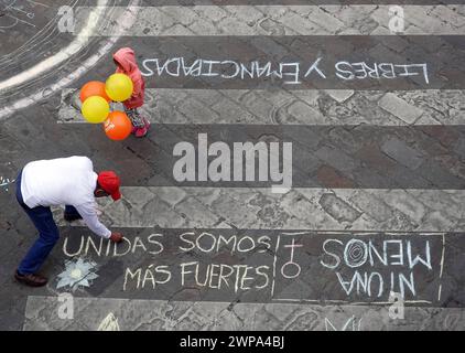 CUENCA-ARTE con TIZA-POR EL dia DE LA MUJER Cuenca, Ecuador 6 de marzo de 2024. El arte con tiza ExpresArte somos uno se plasma a lo largo de la calle Bolivar la manana de hoy, con Ideas de igualdad de gÃ nero con motivo del dia Internacional de la Mujer. foto Boris Romoleroux/API. SOI-CUENCA-ARTECONTIZA-PORELDIADELAMUJER-6c17bdda9ba67b86782998bf4a02fae0 *** CUENCA ARTE CON GESSO PER WOMENS DAY Cuenca,Ecuador 6 marzo 2024 Arte con gesso ExpresArte somos uno siamo uno si riflette lungo Bolivar Street questa mattina, con idee di uguaglianza di genere in occasione della giornata Internazionale delle donne Foto Stock