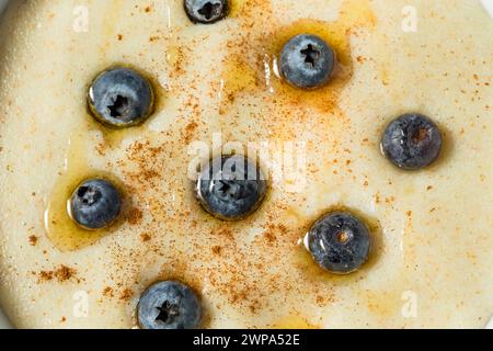 Porridge di grano tradizionale e salutare con miele e frutti di bosco Foto Stock
