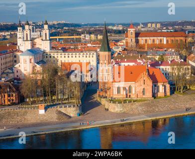 Centro storico di Kaunas, Lituania. Vista aerea del centro di Kaunas con molte vecchie case sul tetto rosso e chiese Foto Stock