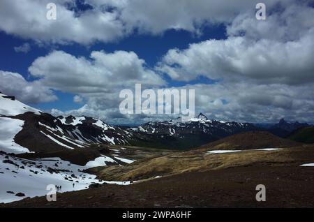 Paesaggio montano Ande in Patagonia, escursionisti che camminano sulla neve, sentiero escursionistico Villarrica nel parco nazionale di Villarrica, fiume Puesco Foto Stock