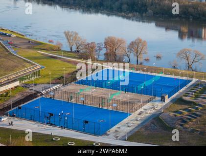 Campo pubblico da pallacanestro e tennis. Foto dall'alto verso il basso con i giocatori in esso a Kaunas, Lituania Foto Stock