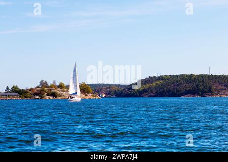 Una barca a vela nell'arcipelago di Stoccolma, Stoccolma, Svezia Foto Stock